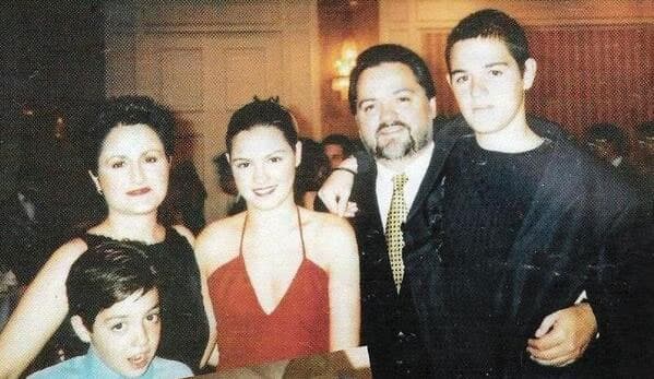 Esta es su adorada familia, sus hermanos se llaman Adolfo y Francisco, a quienes ama profundamente.