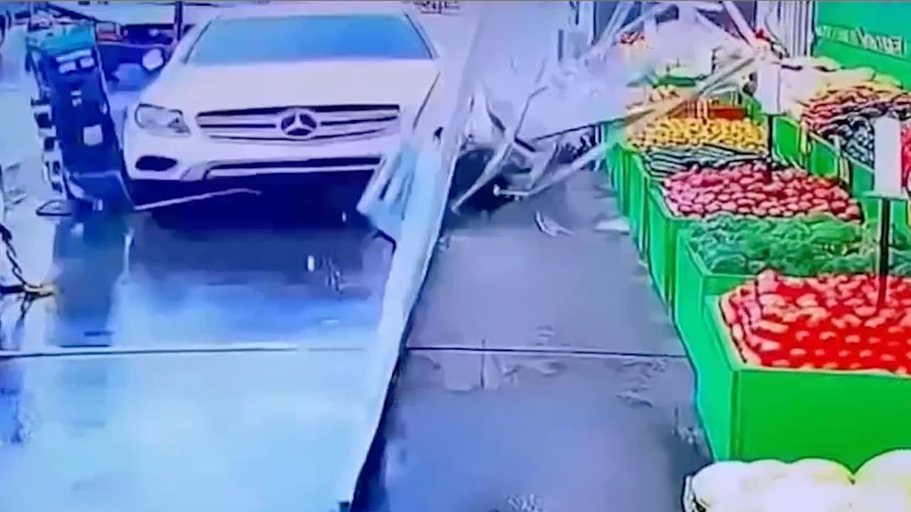 Camioneta sube a una acera a toda velocidad, arrasa con un puesto de frutas en Queens y golpea a una mujer