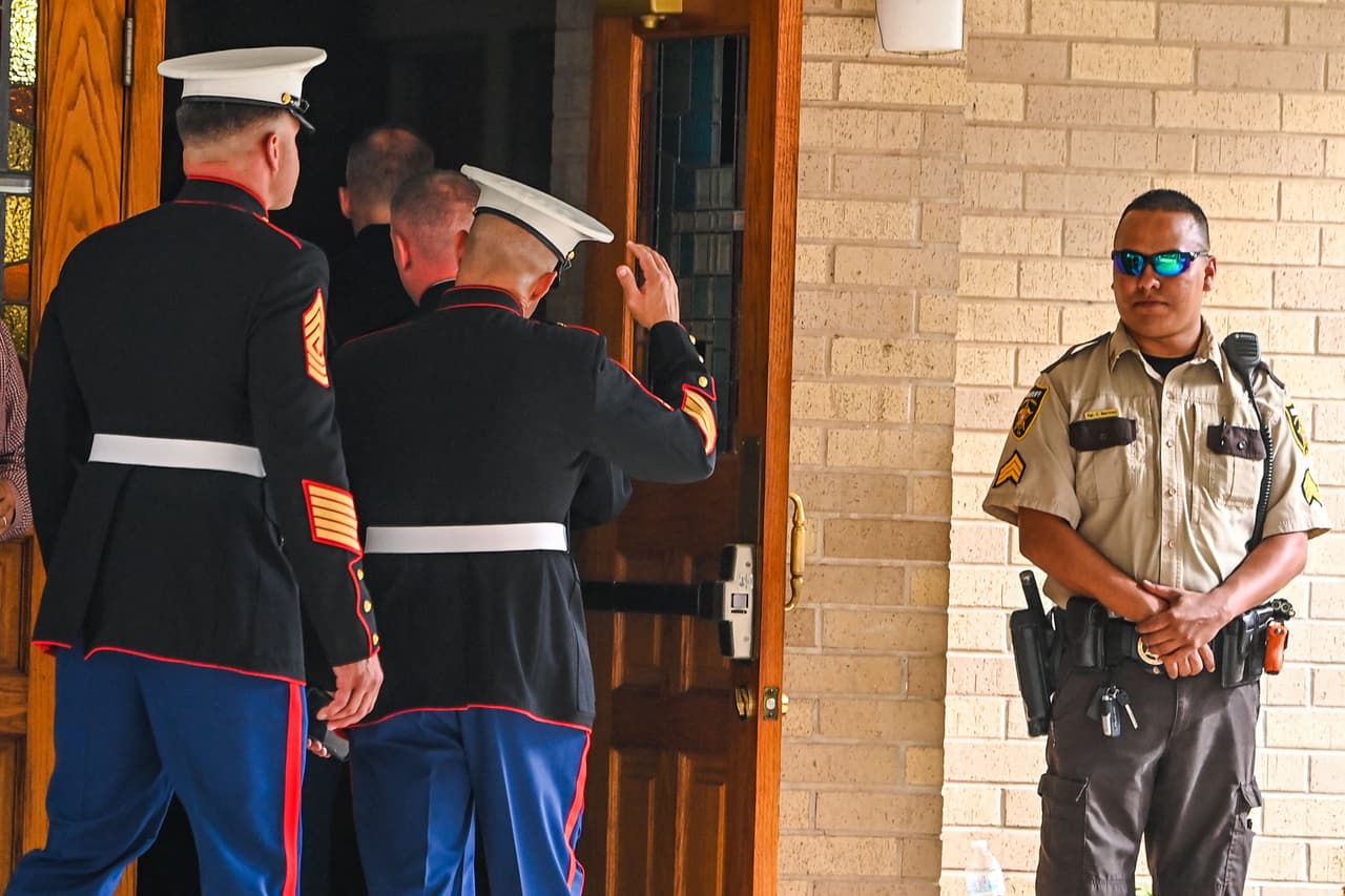 José e Irma tuvieron cuatro hijos: Alysandra Celeste, de 12 años;
<b> Lyliana Analise, de 15; José Alejandro, estudiante en la Universidad de Texas, y Cristian Antonio de 23 años, quien es infante de marina</b>. 
<br>En la foto, personal de Marina se une a la misa fúnebre de la pareja.
<br>
<br>