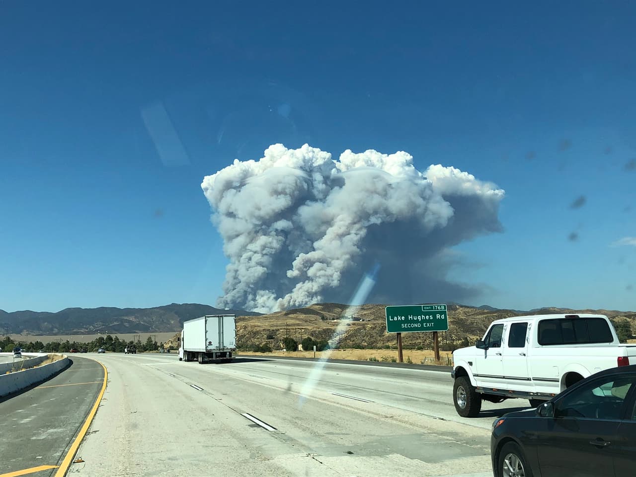 El departamento de bomberos está trabajando con el departamento del alguacil para realizar evacuaciones de residentes en la zona.