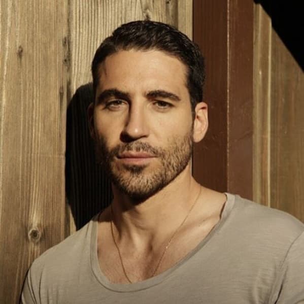 El apuesto y musculoso actor llega a la pantalla de UniMás para enamorarnos como ‘Alberto Márquez’ en la serie Velvet. Aquí te dejamos con las mejores del galán español más deseado por todas.