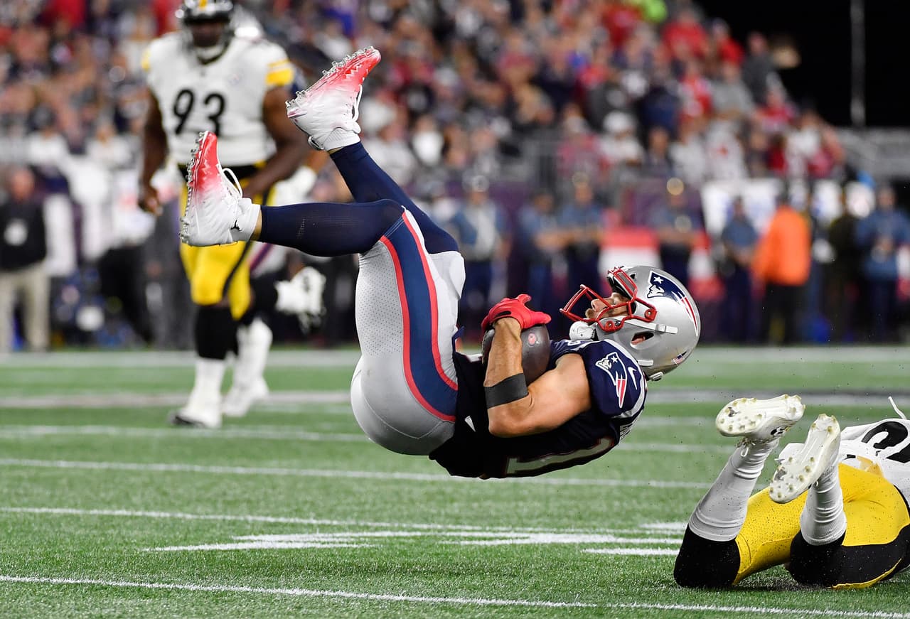 El intrépido Julian Edelman #11 de los New England Patriots siempre realizando atrapadas sorpresivas.