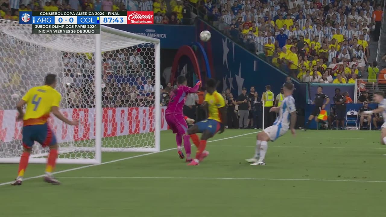 ¡Recentro de cabeza de Nico González y nadie cierra a segundo poste!