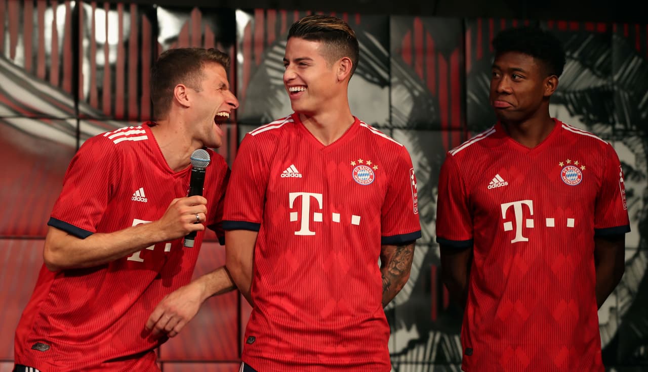 Este martes, en Múnich, el F.C. Bayern realizó la presentación de su nueva playera para la próxima temporada con varios de sus jugadores que son imagen de la reconocida marca alemana encargada de confeccionar sus uniformes. Este se estrenerá en el último juego de la Bundesliga ante el Stuttgart y se volverá a usar en la final de la DFB Pokal ante el Eintracht Frankfurt de Carlos Salcedo y Marco Fabián.