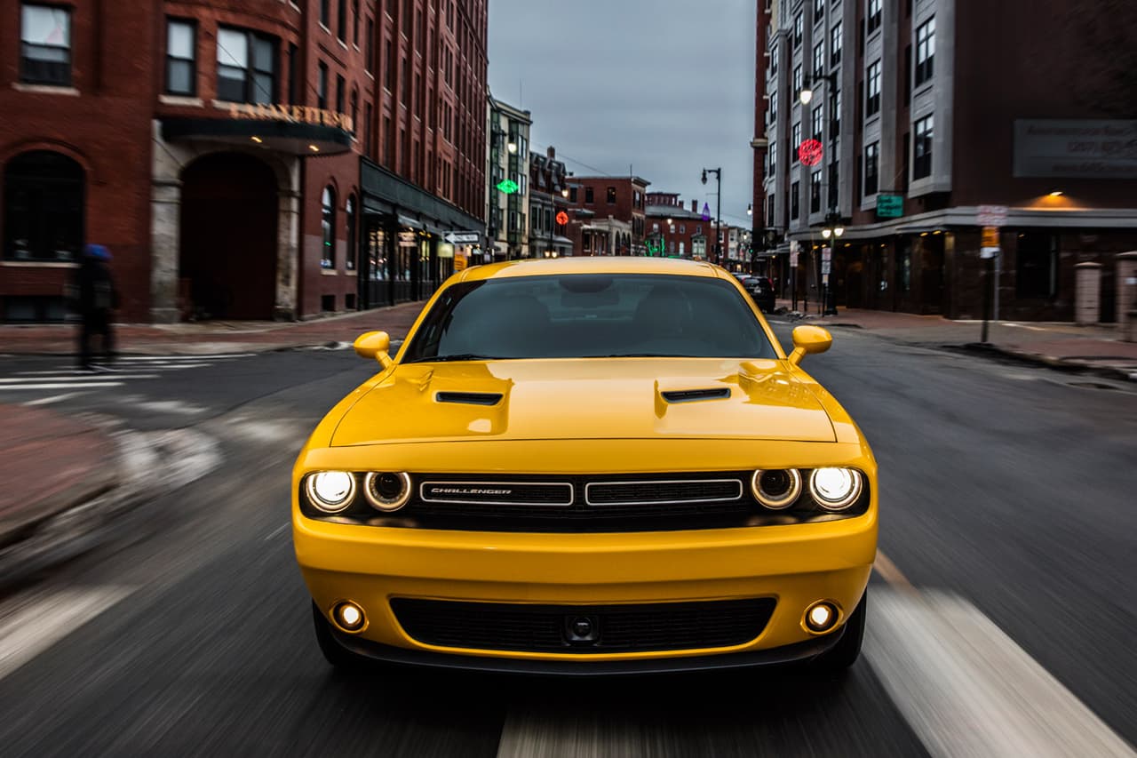Los 
<b>faros dobles redondos</b> y la parrilla dividida en dos son símbolos característicos del Dodge Challenger. En esta versión GT 2017, se aprecia con claridad que permanecen casi intactos desde 1971.