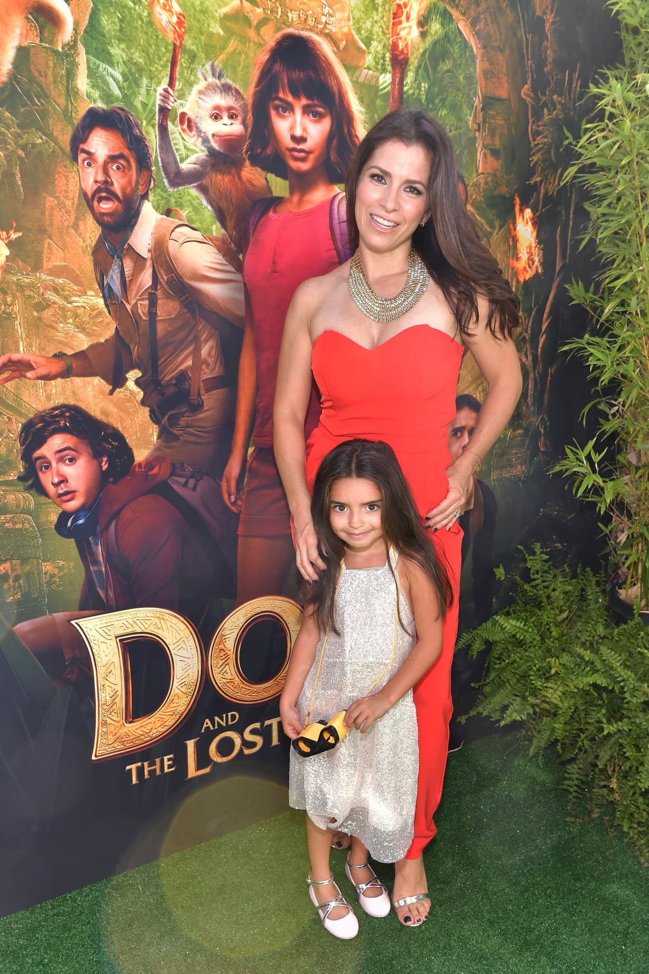 Fue 
<b><a href="https://www.univision.com/famosos/solo-tiene-4-anos-pero-eugenio-derbez-esta-convencido-de-que-aitana-sera-cantante-o-actriz-fotos" target="_blank">su hija Aitana</a></b>, de 5 años, quien la convenció para que volviera a cantar, según dijo Rosaldo en una entrevista para el periódico 
<b><a href="https://www.eluniversal.com.mx/espectaculos/musica/aitana-convencio-alessandra-rosaldo-de-volver-sentidos-opuestos" target="_blank">El Universal. </a></b>
<br>