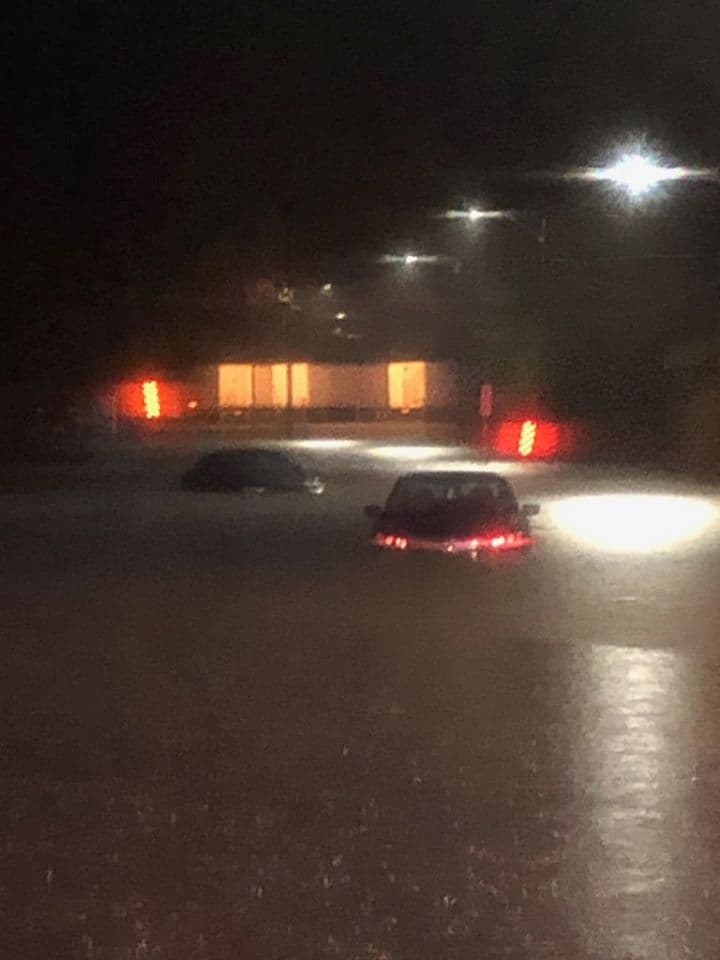 Los servicios de emergencia recibieron dos llamadas de auxilio de personas que quedaron atrapadas en sus autos en una calle inundada en Dalton. Las autoridades urgieron a las personas a no arriesgarse al tratar de cruzar vías anegadas.