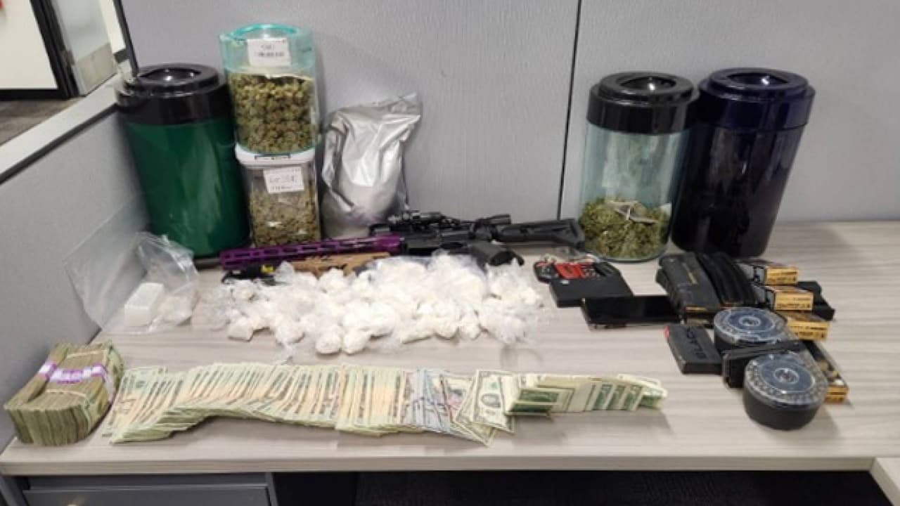 Durante el operativo para desarticular a esta banda, también se logró el aseguramiento de numerosas armas y drogas que incluían pastillas de fentanilo, metanfetaminas, cocaína, Xanax y más. Además de
<b>$110,000 en efectivo.</b>