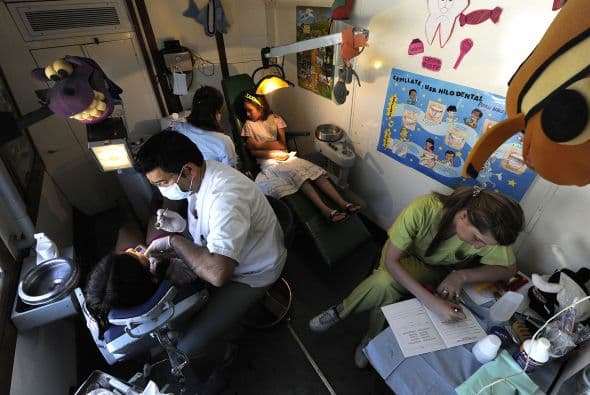 El equipo de salud está integrado por dos pediatras, un generalista, tres odontólogos, un técnico de laboratorio, otro de rayos y una enfermera. Todos ellos son voluntarios que resignan sus vacaciones para subirse al tren que lleva la atención pediátrica a alejadas zonas del norte argentino.