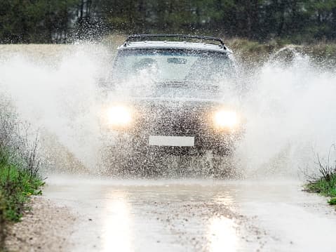 El huracán se desplaza con vientos máximos sostenidos de 75 millas por hora, según el reciente boletín del Centro Nacional de Huracanes (NHC).