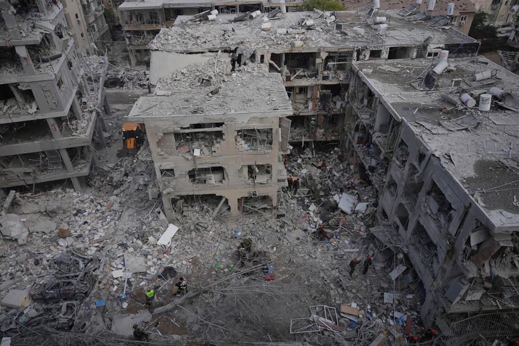 Rescatistas israelíes trabajan en una zona residencial impactado por un misil iraní este domingo en Bat Yam, Israel.