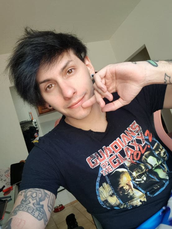 Sin embargo, la pareja de su padre lo impulsó a continuar con su pasión por el transformismo: "Gracias a Fabiola lo empecé a ver como una oportunidad para que todas estas problemáticas se vuelvan visibles", finalizó en la entrevista.
<br>