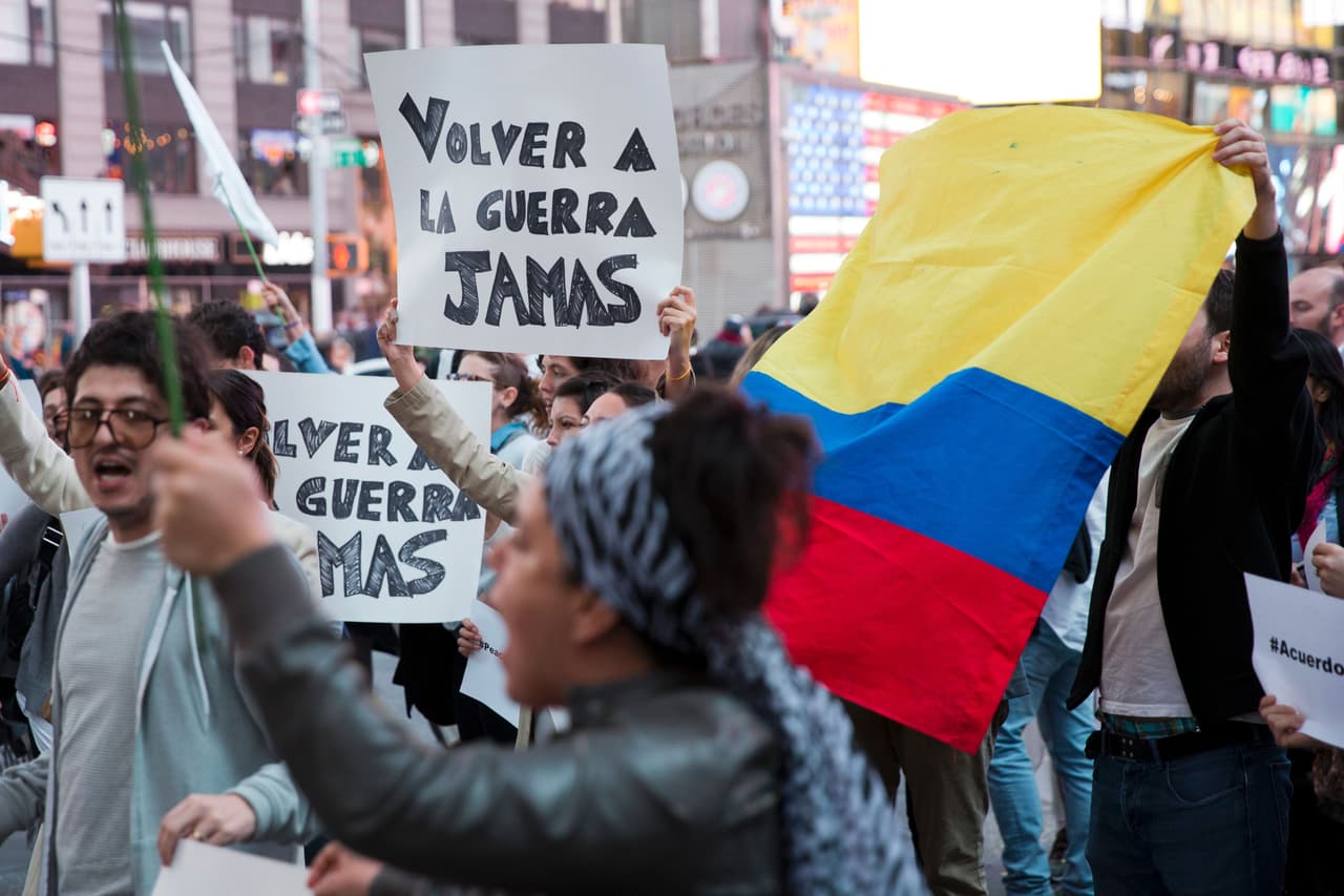 <b>Colombianos. Son 1,246,000, el puesto 7 entre los grupos latinos. </b>Su promedio de edad es de 34 años, el cuarto con más edad promedio. Tienen un ingreso de 58,000 dólares al año y 33% tiene una licenciatura. El 75% de los colombianos son ciudadanos estadounidenses por nacimiento o naturalización y un 62% habla inglés muy bien.