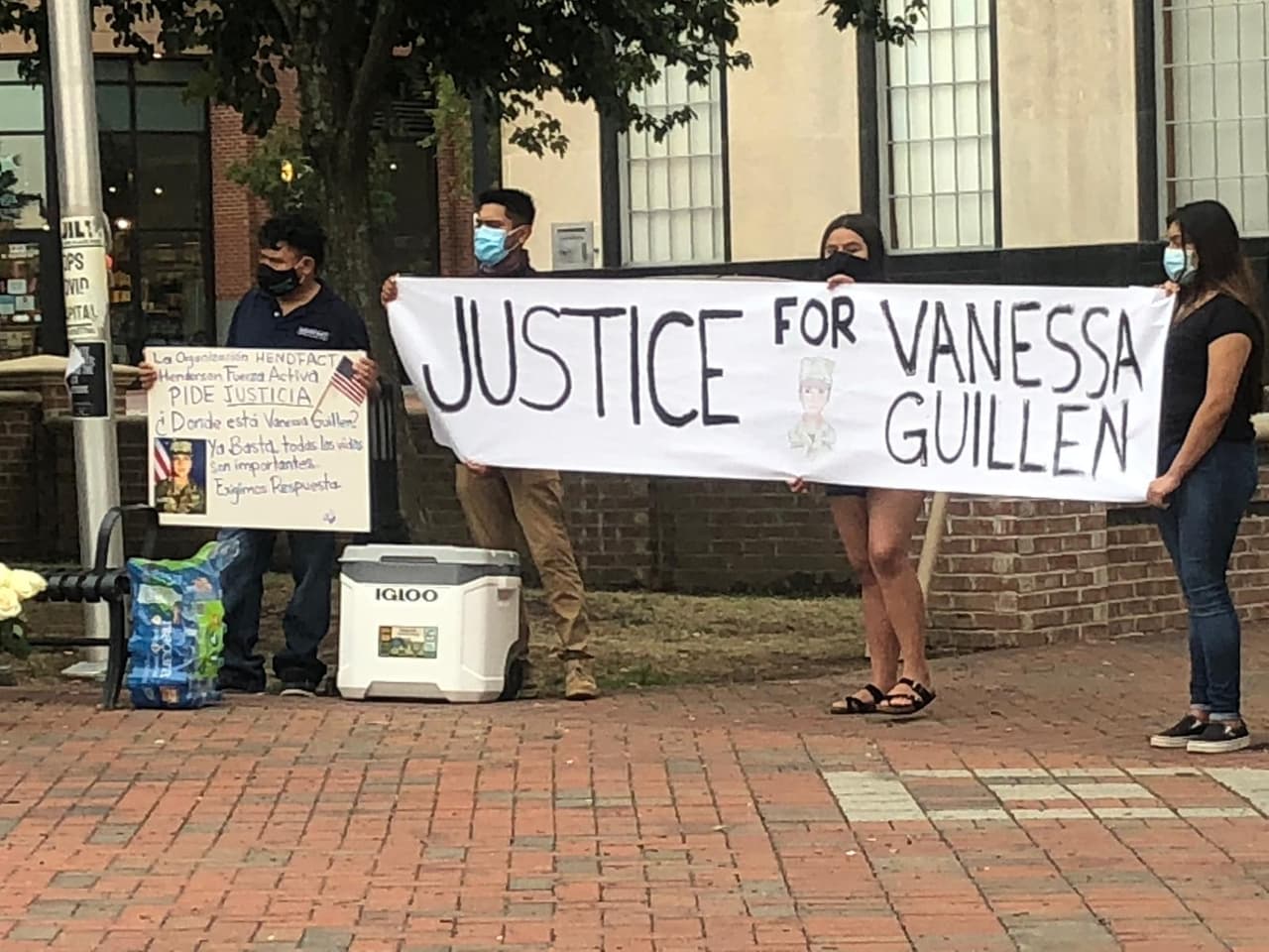 Unas treinta personas se reunieron en el centro de Durham para honrar las vidas de Guillén y Breonna Taylor, quien murió el pasado 13 de marzo en manos de policías de Louisville, en Kentucky.