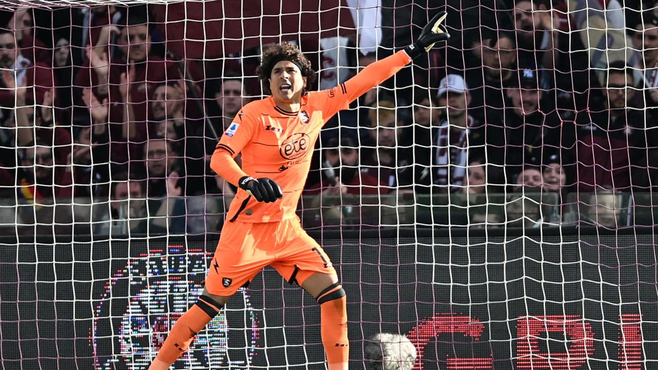 Ochoa sigue deslumbrando en la Serie A y repite en el 11 ideal 