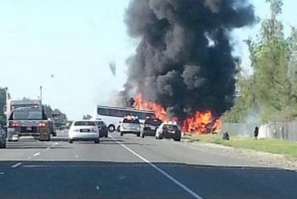 Columnas de humo se elevaron rápidamente hasta que los bomberos extinguieron el incendio. Imagen tomada de Twitter.