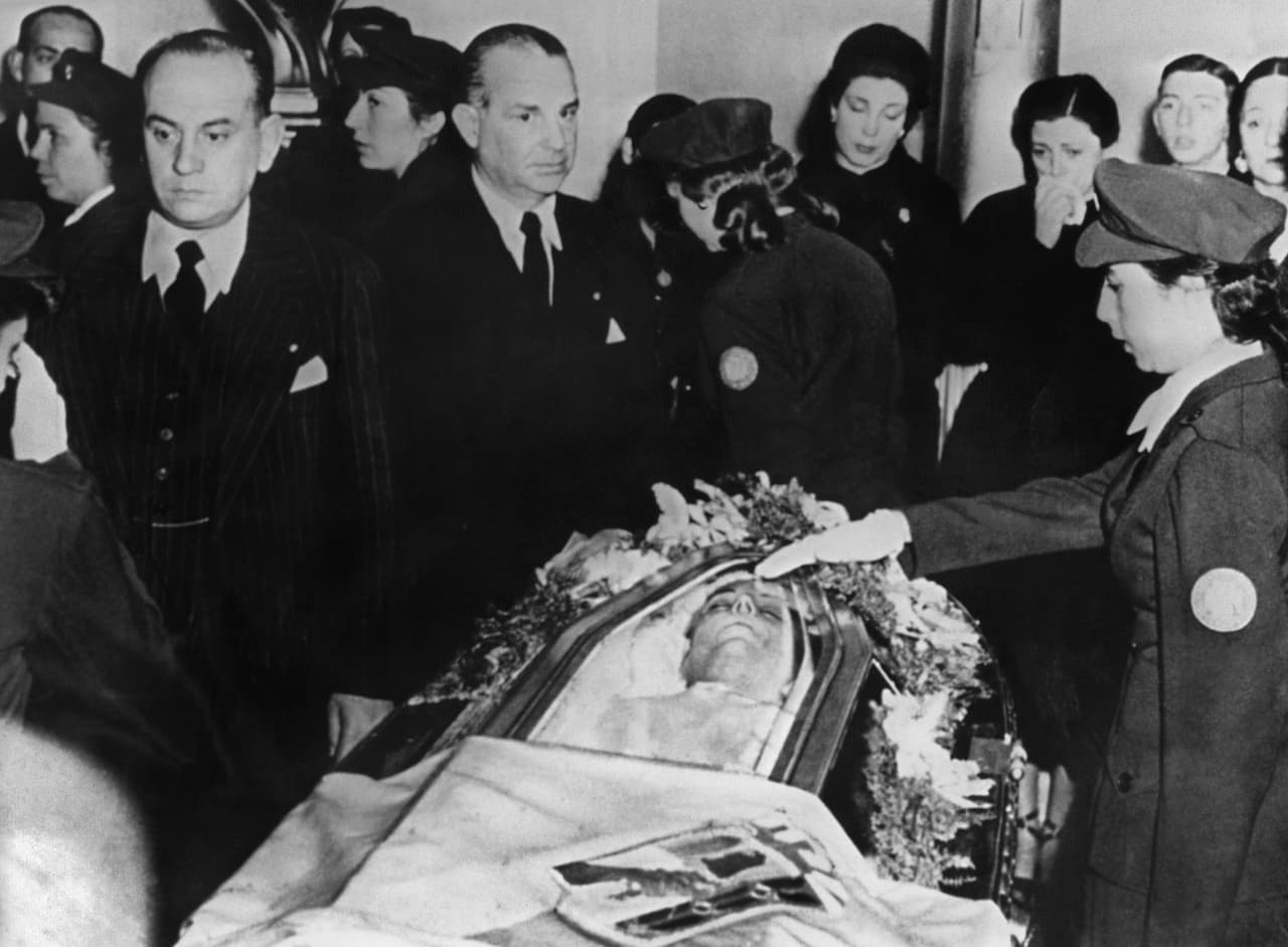 El historiador Pigna detalla que 
<b>una mujer de nombre Giuseppina Airoldi fue encargada de colocar flores en la tumba por unos 14 años, sin saber nunca que bajo la tierra estaba en realidad el cuerpo de la primera dama argentina. </b>