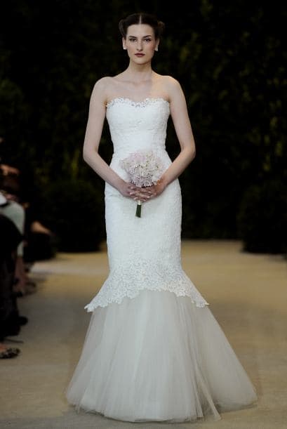 Carolina Herrera también tiene opciones para Kim, por ejemplo este modelo romántico y sexy.