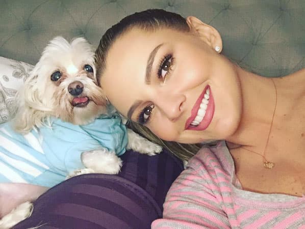 Marjorie de Sousa es una actriz que ama a los animales y está a favor de la adopción, así como su pequeño 'Dolce', a quien adoptó hace algún tiempo.