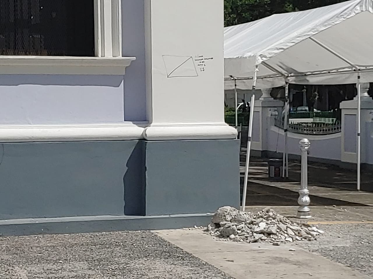 El arquitecto mencionó que hay edificios que se le pueden corregir los daños.