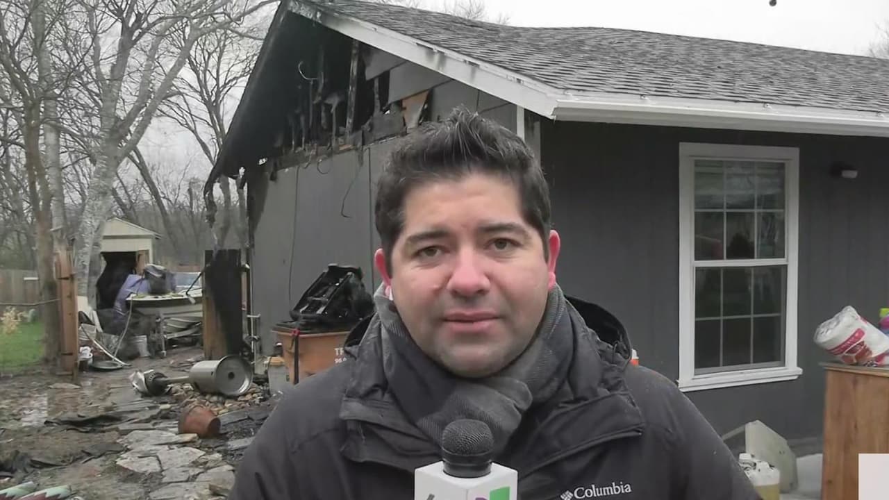 2 adultos y 2 niños desplazados tras incendio al noroeste de Austin 