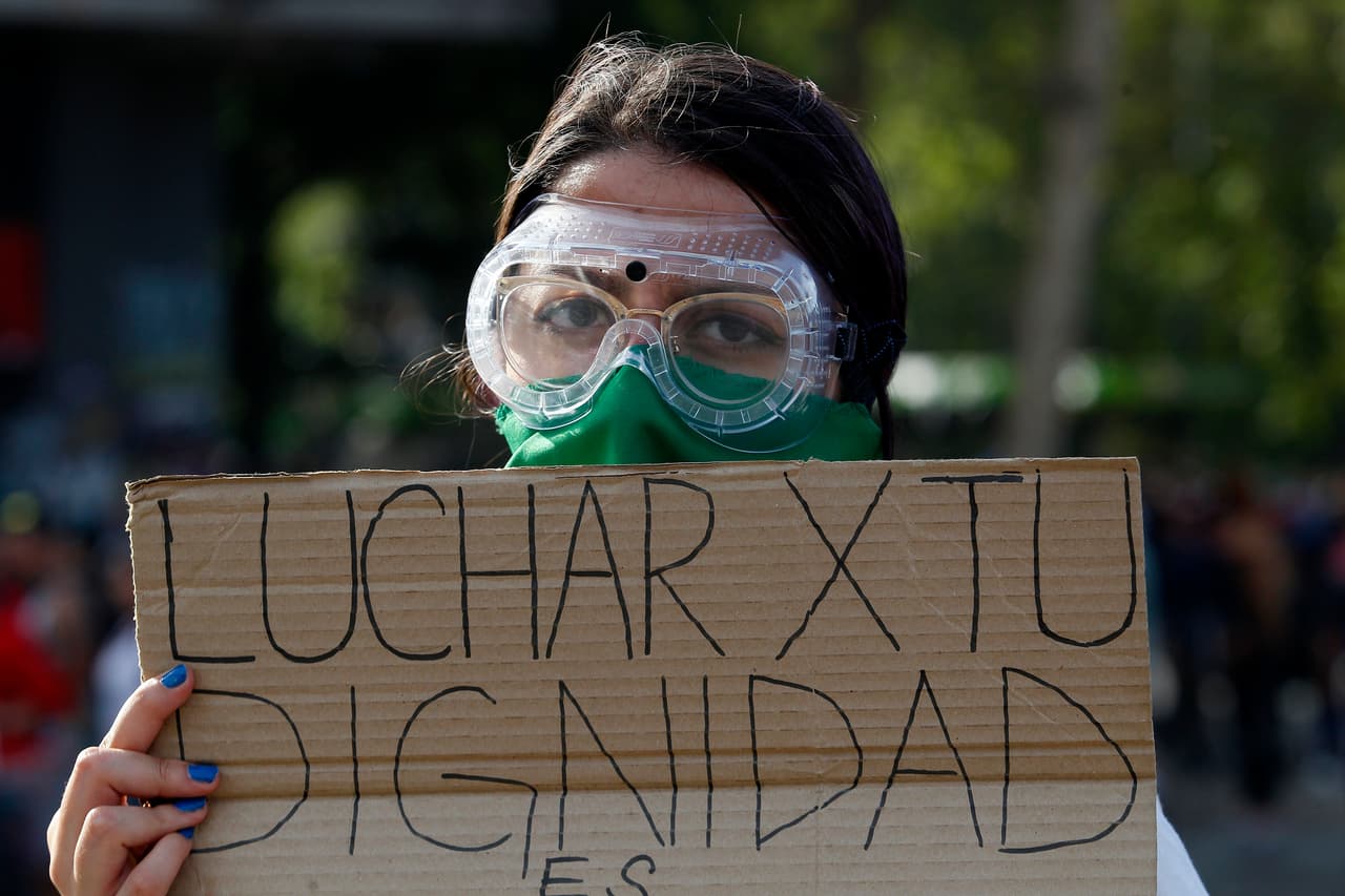 En un reciente informe, la Oficina del Alto Comisionado de Naciones Unidas para los Derechos Humanos dijo que documentó casos de tortura y violencia sexual contra detenidos por parte de las fuerzas de seguridad de Estado. 
<b>"Estas violaciones incluyen el uso excesivo o innecesario de la fuerza que resultaron en la privación arbitraria de la vida y en lesiones, la tortura y malos tratos, la violencia sexual y las detenciones arbitrarias".</b>