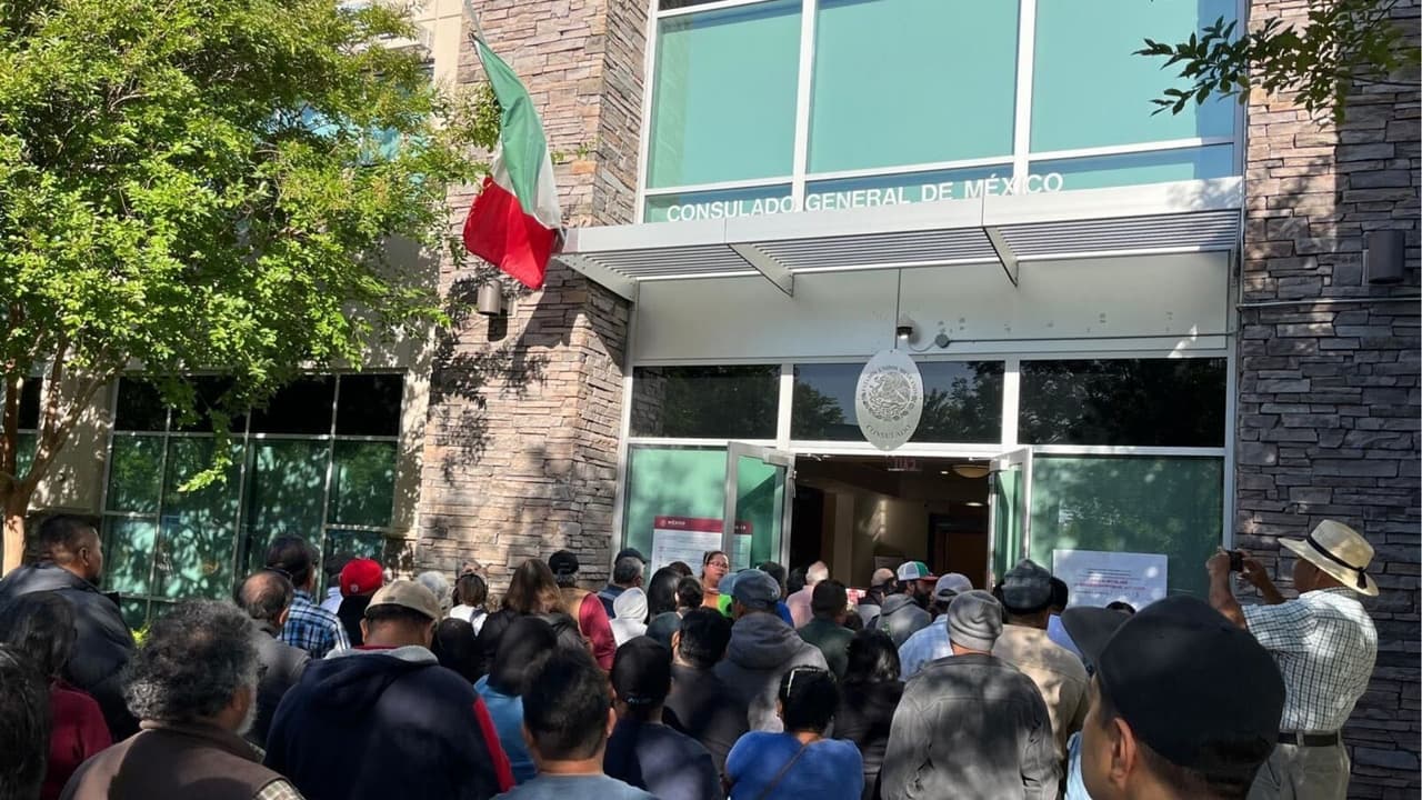 Largas filas, caos y enojo entre los mexicanos que se quedaron sin votar en los consulados de California