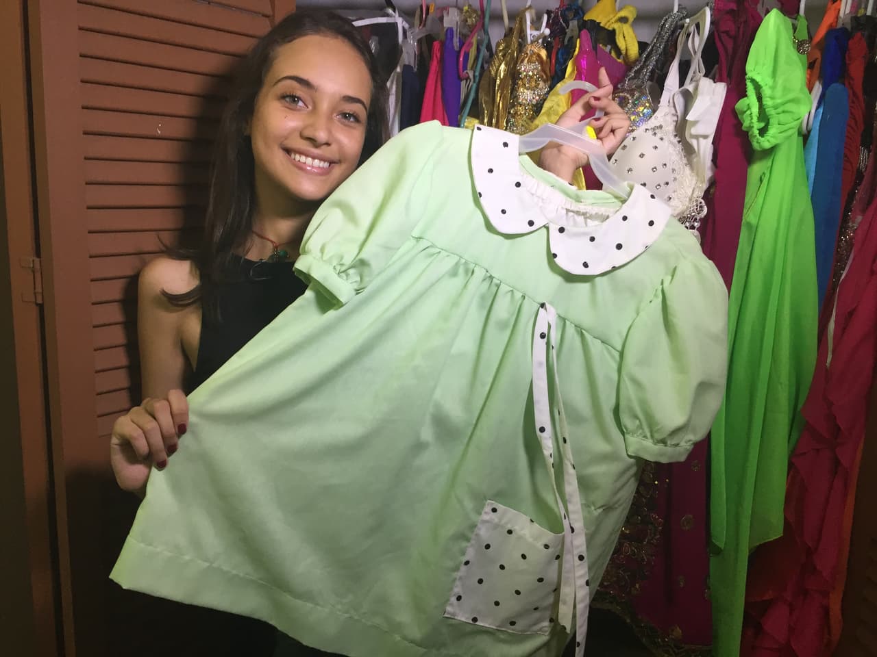 Guarda con mucho sentimiento uno de sus trajes de infancia.