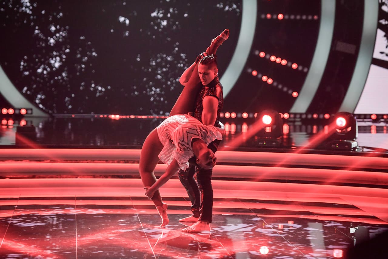 La cantante explicó cuánto la motivó interpretar este ritmo contemporáneo: "el bello mensaje de las letras de la canción, y mi propósito de apoyar a mis mujeres dominicanas y del mundo entero".