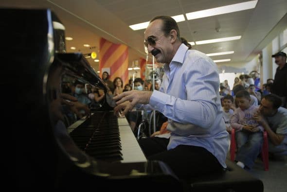 El pianista argentino Raúl Di Blasio se presentó en la tercera edición de Premio Lo Nuestro.