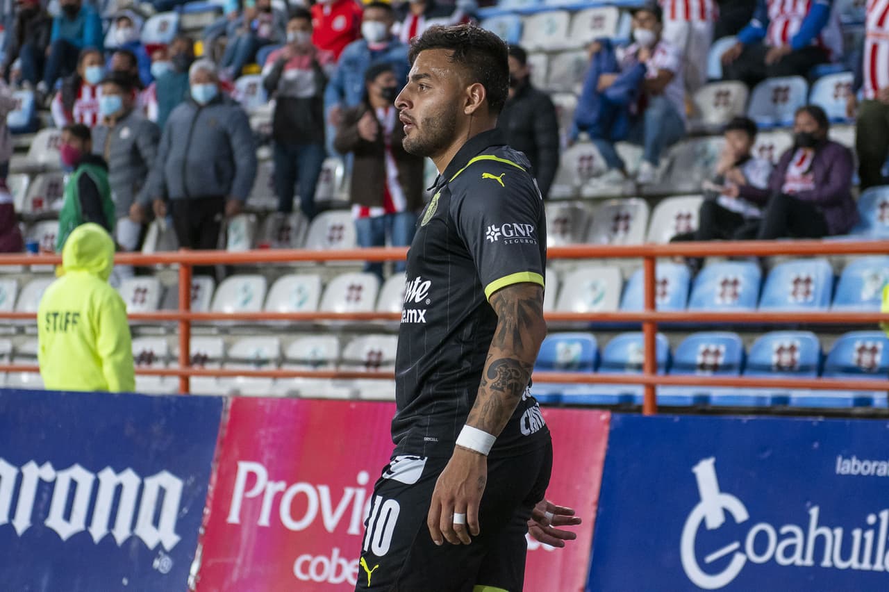 El Pachuca consiguió su segunda victoria del torneo tras vencer por 2-1 a las Chivas. Los Tuzos aprovecharon un grave error del 'Tiba' Sepúlveda y Raúl Gudiño para marcar el segundo tanto después de que Víctor Guzman hiciera el primero. Los rojiblancos reaccionaron con un gol de Ángel Zaldívar por la vía del penal, pero no fue suficiente.