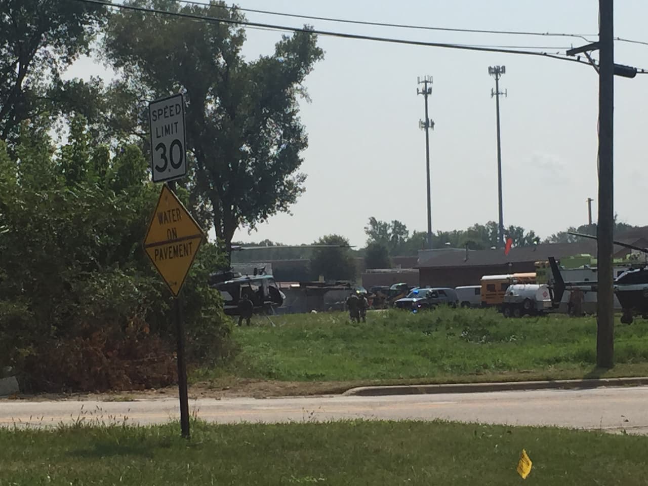 Agentes han establecido un perímetro y están buscando a tres fugitivos, un hombre afroamericano y a dos hombres de raza blanca, a quienes se considera extremadamente peligrosos.