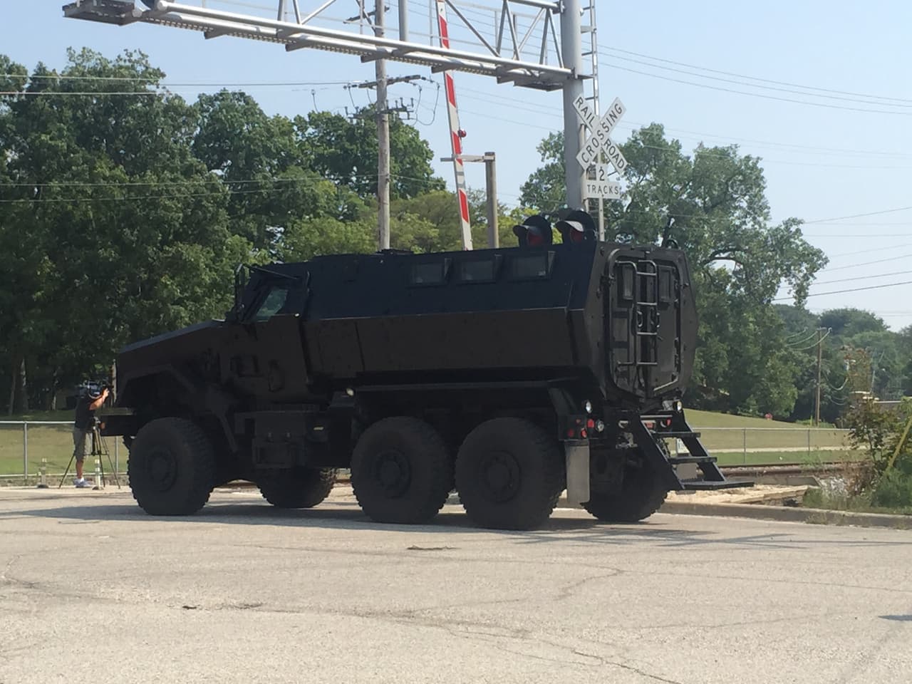 El policía fue encontrado herido con arma de fuego.