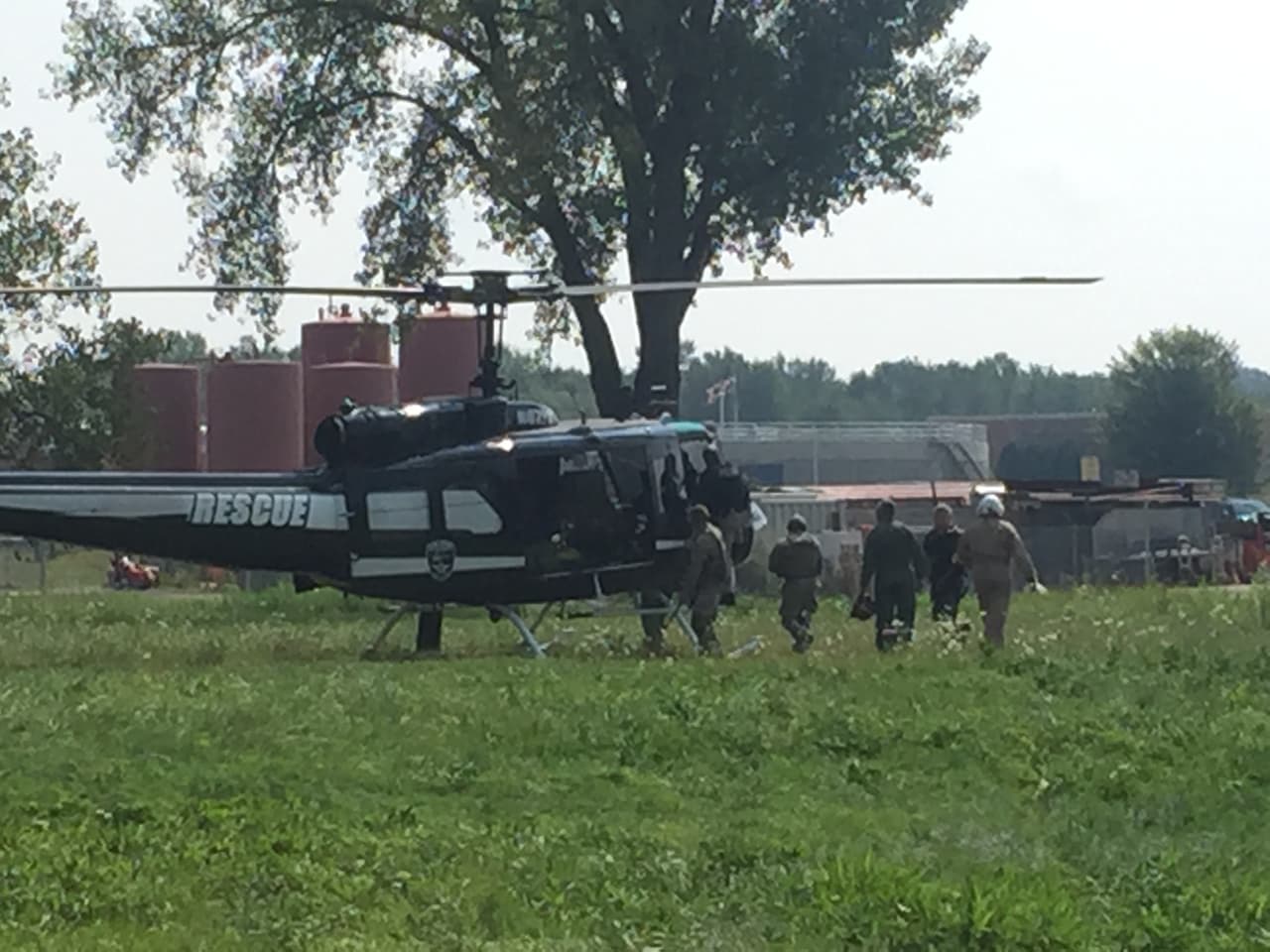 Reportes no confirmados aseguran que los sospechosos se llevaron la pistola del oficial caído y gas pimienta.