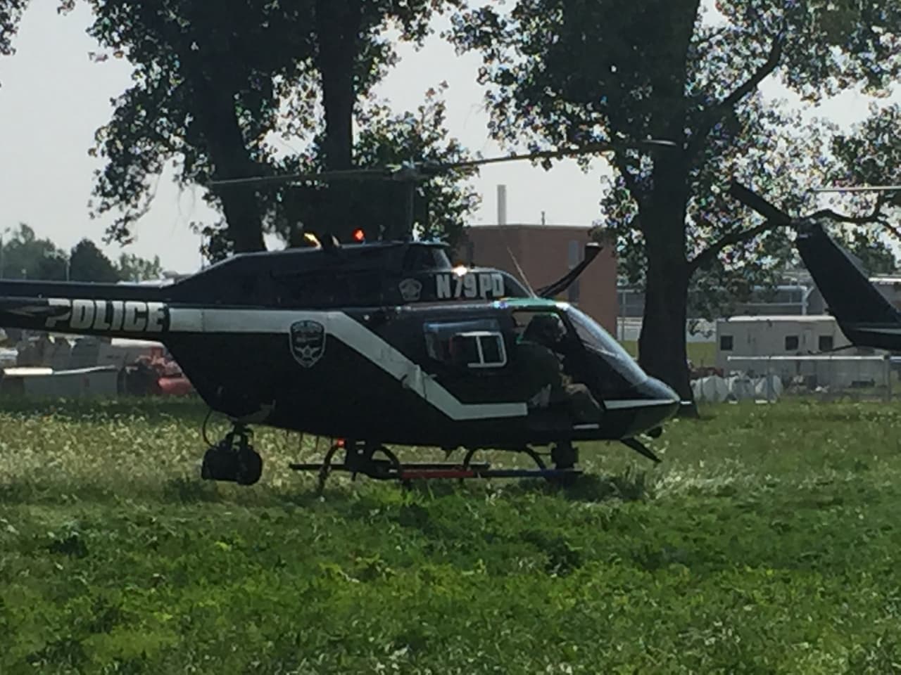 El policía, quién ya fue identificado como Charles Joseph Gliniewicz, de 52 años, estaba persiguiendo a los sospechosos cerca de las 7:50 de la mañana.