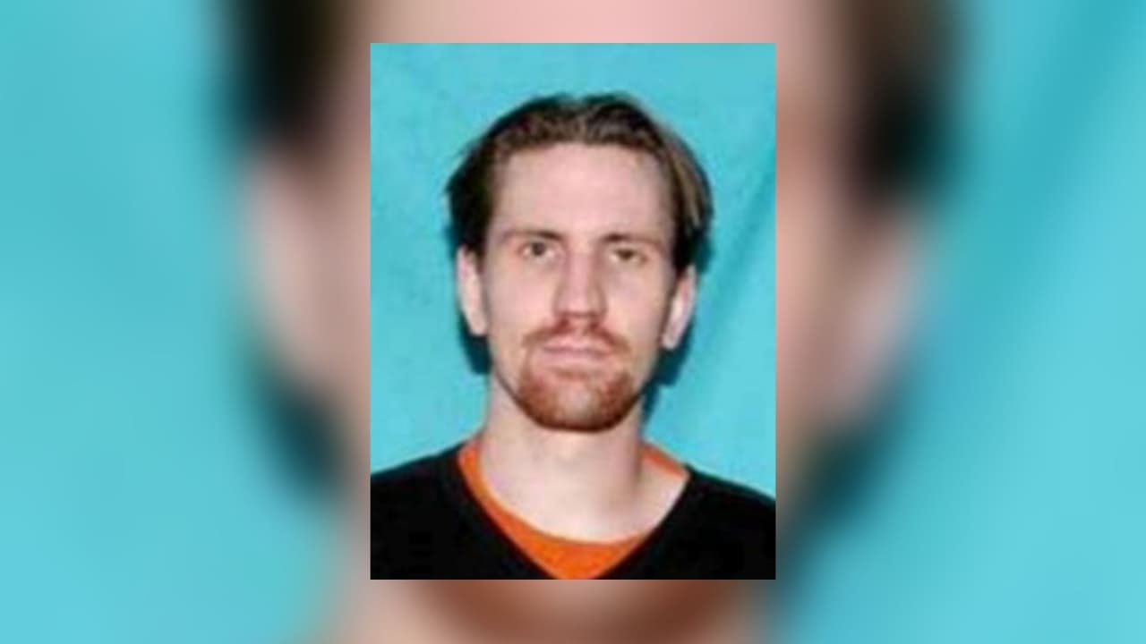<b>Bjorn Daniel Sundin, de nacionalidad sueca, es buscado por estar involucrado con esquemas cibernéticas.</b> El FBI ofrece hasta $20,000 por información que pueda llevarlo a su arresto. Sus esquemas tenían como enfoque robar dinero por medio de fraudes y engaños.
<b> Es buscado por su presunta participación en un esquema de cibercrimen internacional </b>que hizo que usuarios de Internet en más de 60 países compraran más de un millón de productos de software falsos, lo que resultó en una pérdida de más de 100 millones de dólares.