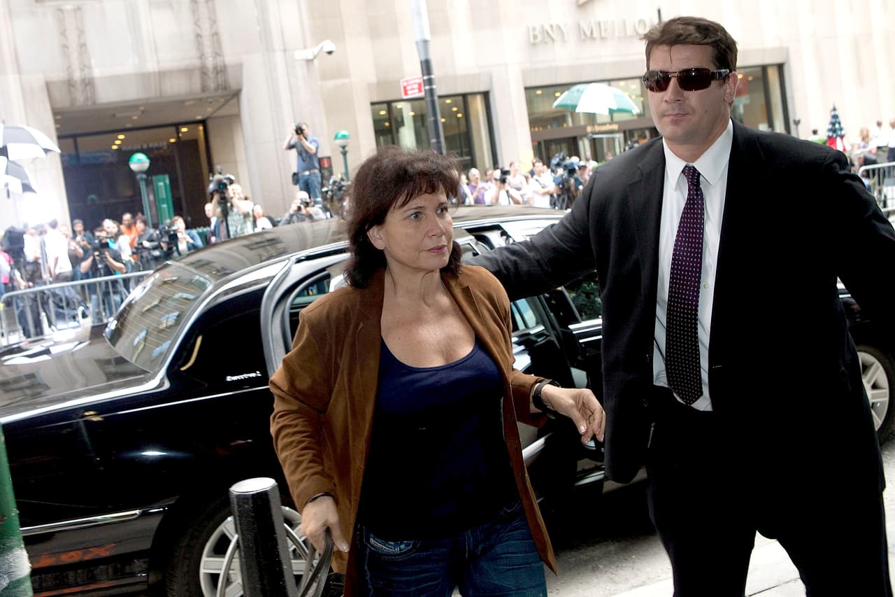 Anne Sinclair entra al 71 Broadway a visitar Dominique Strauss-Khan. Casados hasta 2013, el escándalo frenó las aspiraciones presidenciales del exdirector del Fondo Monetario Internacional, quien al parecer intentó forzar a tener relaciones a Nafissatou Diallo, una camarera del Sofitel New York Hotel. Después de 20 meses de pleito, Diallo recibió US$1'500,000 para levantar los cargos y hoy tiene un restaurante en el Bronx, Chez Amina.