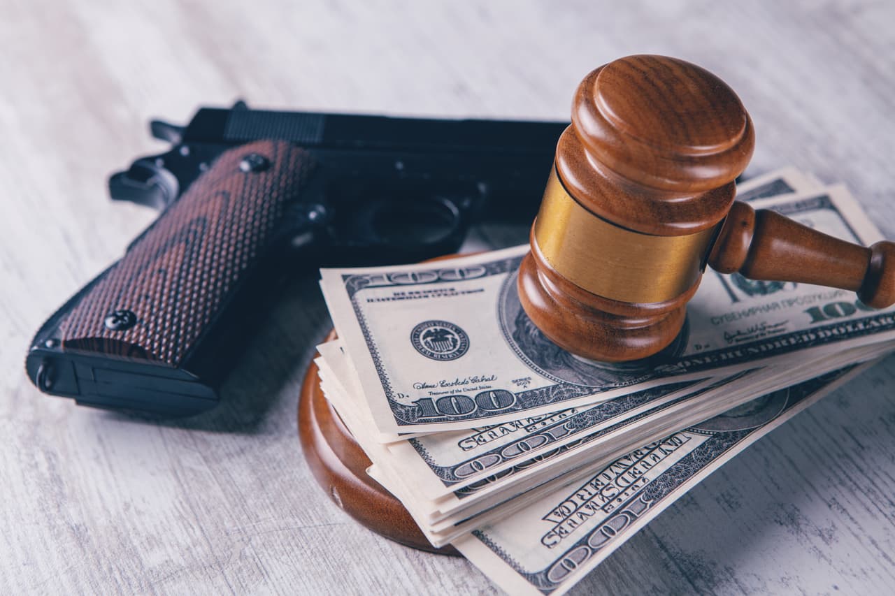 <b>Nuevo impuesto a las armas y municiones (AB 28):</b> La Ley de Prevención de la Violencia con Armas y Seguridad Escolar impone un impuesto del 11% sobre las ventas de armas de fuego y municiones para financiar la prevención de la violencia. Esto se suma al impuesto federal existente. 
<a href="https://leginfo.legislature.ca.gov/faces/billNavClient.xhtml?bill_id=202320240AB28">Texto original</a>