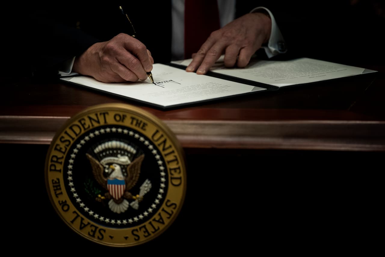 <b>Día 97/Abril 26: <a href="https://www.univision.com/noticias/pequenos-y-valiosos/donald-trump-propone-creditos-contributivos-para-ayudar-en-el-pago-de-guarderias-infantiles" target="_blank">Donald Trump</a></b> 
<b><a href="https://www.univision.com/noticias/politica/trump-presentara-una-rebaja-fiscal-historica-que-beneficiara-a-las-corporaciones">anuncia que presentará una propuesta con ideas como simplificar las declaraciones y reducir los impuestos -del 35% al 15% para empresas</a></b>- con el objetivo de generar crecimiento económico, aunque algunos expertos ponen en duda la eficacia de esta estrategia. El secretario del Tesoro, Steven Mnuchin, confirmó este miércoles los planes de Trump, que calificó como la "mayor reforma fiscal en la historia de Estados Unidos".
<br>