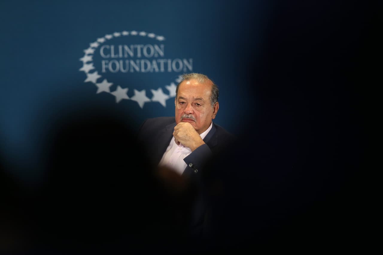 #4: Carlos Slim, propietario de Grupo Carso. Fortuna estimada: 50,000 millones de dólares. Según el informe, el empresario mexicano controla aproximadamente el 70% de los servicios de telefonía móvil y el 65% de las líneas fijas en México, el equivalente al 2% del PIB del país.