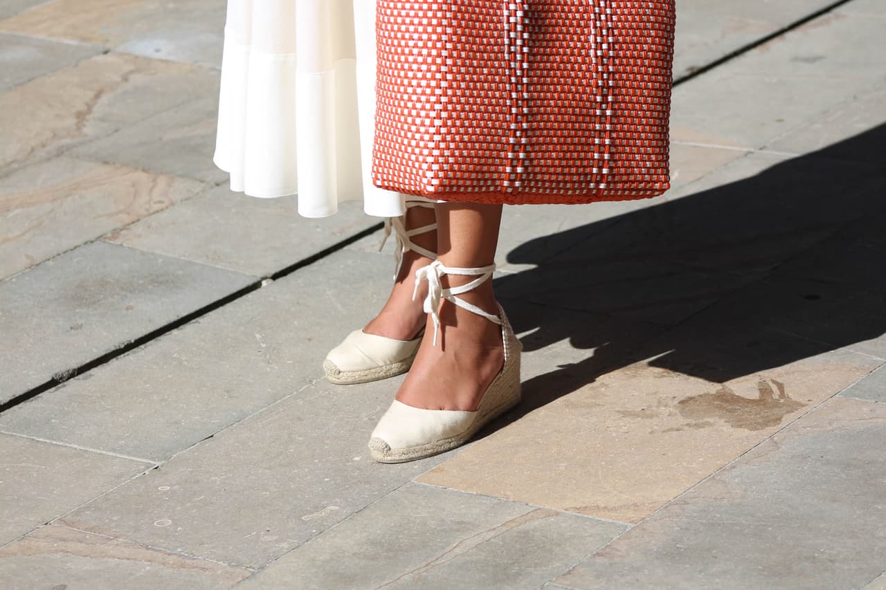 Los espadriles han sido y seguirán siendo uno de los zapatos más formales y cómodos del verano. Heredados de la tradición española e insertados en toda Latinoamérica estos zapatos en tonos crudos son ideales para vestidos largos informales.