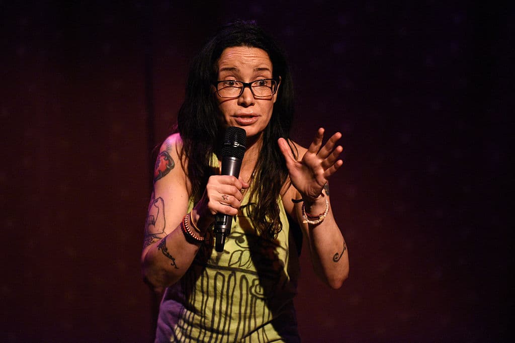 Janeane Garofalo es otra de las famosas que tiene fibromialgia y, al ser
<a href="https://www.healthline.com/health/celebrities-fibromyalgia#5.-Rosie-Hamlin" target="_blank">comediante</a>, ha buscado la manera de reírse de su enfermedad en sus rutinas.