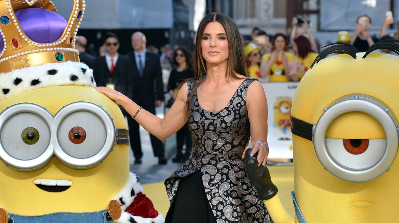 Sandra compartiendo con dos de los curiosos Minions.