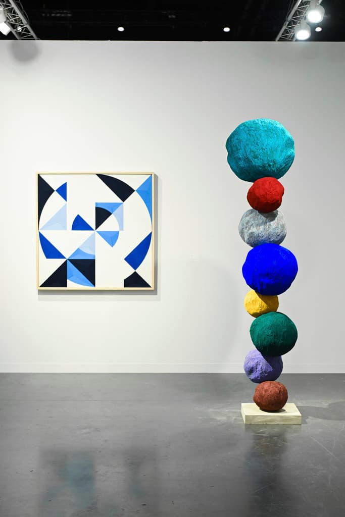 Obras de performance y arte conceptual sorprenden por su enfoque provocador y audaz.