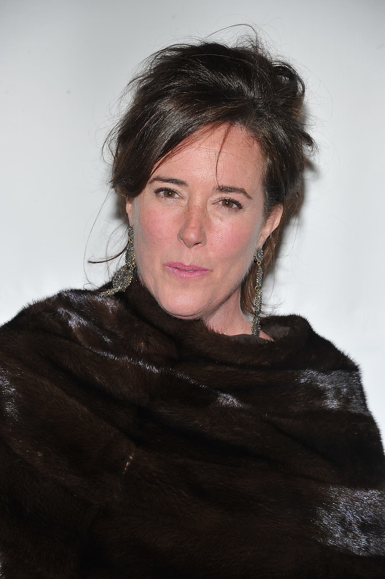 Tres días antes de la muerte de Anthony Bourdain, el mundo de la moda recibió un duro golpe tras el suicidio de la diseñadora Kate Spade, en New York. De acuerdo a su hermana, Reta Saffo, Kate cayó en depresión cuando su esposo Andy Spade le dijo que quería divorciarse. La muerte del actor Robin Williams también fue un duro golpe para ella que nunca pudo superar.