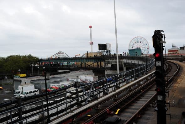 Al otro lado del Ayuntamiento de Nueva York, Albert Thomas esperaba un autobús que lo llevara a su trabajo como guardia de seguridad en el Museo Metropolitano de Arte. Tomó un tren del sistema PATH en Jersey City y confiaba en subir a la línea del tren subterráneo de Lexington Avenue, a los pies del puente de Brooklyn, pero la estación estaba cerrada todavía.