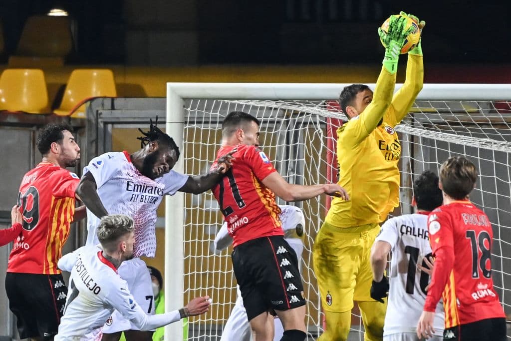 Milan se impuso al Benevento por 2-0. Sin sus estrellas, los ‘rossoneros’ triunfaron con goles de Frank Kessié y Rafael Leao y ya es líder de la Serie A.