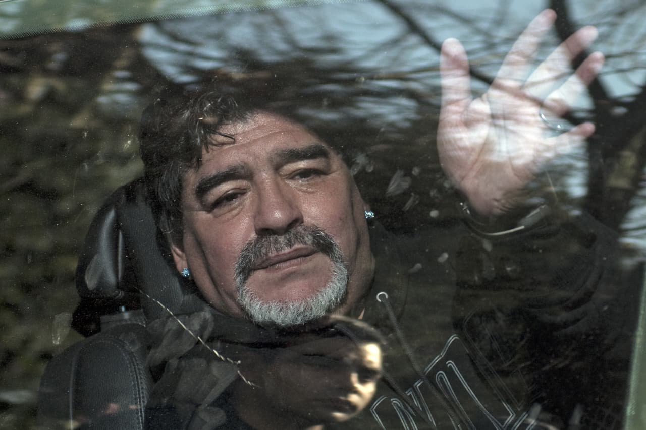 El 25 de noviembre del 2020, a sus 60 años, Diego Maradona dio su último aliento en su casa en la localidad de Tigre en Buenos Aires, Argentina, después de sufrir un paro cardiorrespiratorio.