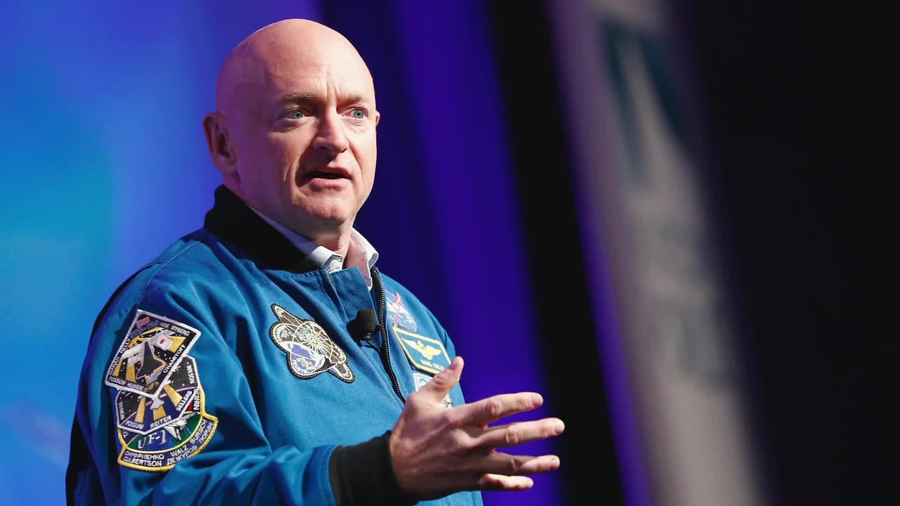 Con un anuncio publicitario en español y 100 eventos virtuales el candidato al Senado Mark Kelly sale a conquistar el voto latino