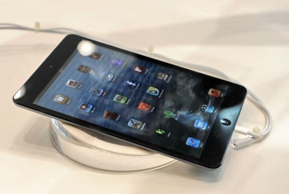 iPad mini. En octubre Apple presentó su esperada iPad mini, una versión casi la mitad más pequeña que su "hermana mayor". El nuevo iPad mini es además un 20 por ciento más fino que el anterior modelo, al contar con tan solo 7.2 milímetros de grosor. Dotado de una pantalla táctil de 7.9 pulgadas llegó al mercado para ampliar sus opciones en el prolífico mercado de las tabletas.